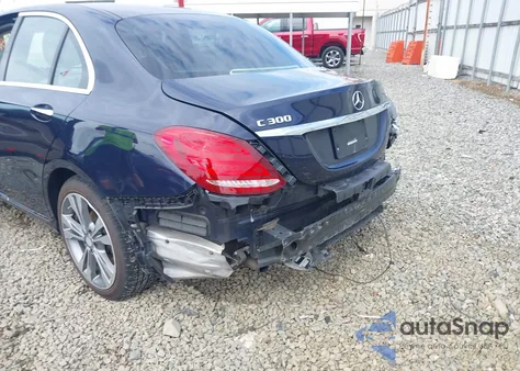 2017 Mercedes-Benz C 300 4Matic/Luxury 4Matic/Sport 4Matic z USA, uszkodzony, nr VIN 55SWF4KB1HU192250